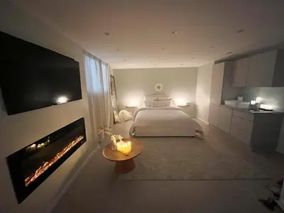 Un ou plusieurs lits dans un hébergement de l'établissement Romantique Room avec bain