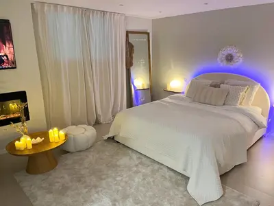 Un ou plusieurs lits dans un hébergement de l'établissement Romantique Room avec bain
