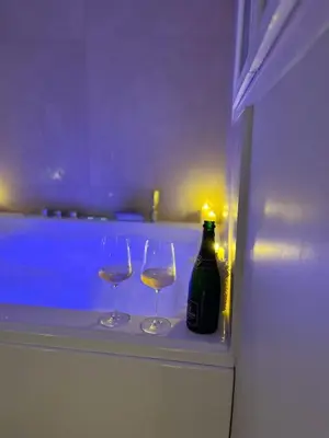Boissons dans l'établissement Romantique Room avec bain