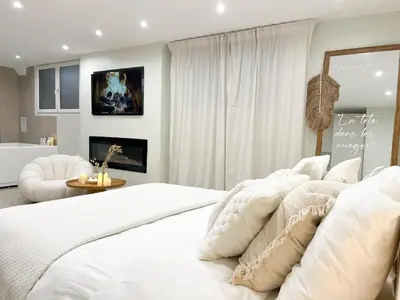 Un ou plusieurs lits dans un hébergement de l'établissement Romantique Room avec bain
