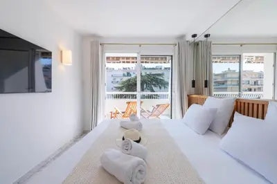 Un ou plusieurs lits dans un hébergement de l'établissement Spacious 1-Br Apartment with Terrace Heart of Cannes