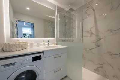 Salle de bains dans l'établissement Spacious 1-Br Apartment with Terrace Heart of Cannes