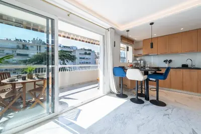 Cuisine ou kitchenette dans l'établissement Spacious 1-Br Apartment with Terrace Heart of Cannes