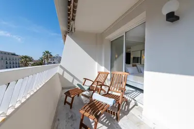 Balcon ou terrasse dans l'établissement Spacious 1-Br Apartment with Terrace Heart of Cannes