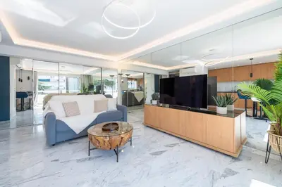 Télévision ou salle de divertissement dans l'établissement Spacious 1-Br Apartment with Terrace Heart of Cannes