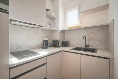 Cuisine ou kitchenette dans l'établissement Elégant studio TERRASSE- proche PLAGES et CROISETTE A0B206