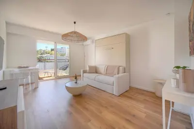 Coin salon dans l'établissement Elégant studio TERRASSE- proche PLAGES et CROISETTE A0B206