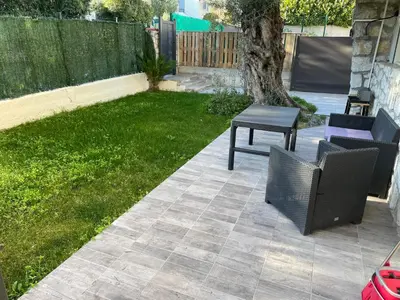 Jardin de l'établissement Joli rez de jardin 3 pieces à Cagnes sur mer