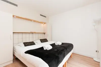 Un ou plusieurs lits dans un hébergement de l'établissement Pavillon Riviera YourHostHelper
