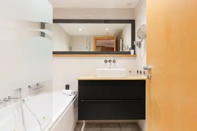 Salle de bains dans l'établissement Pavillon Riviera YourHostHelper