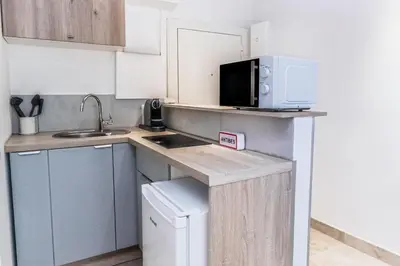 Cuisine ou kitchenette dans l'établissement Superbe 2 Pièces - Viel Antibes