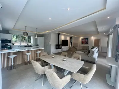 Cuisine ou kitchenette dans l'établissement Beautiful 4 bedroom villa with pool, jacuzzi