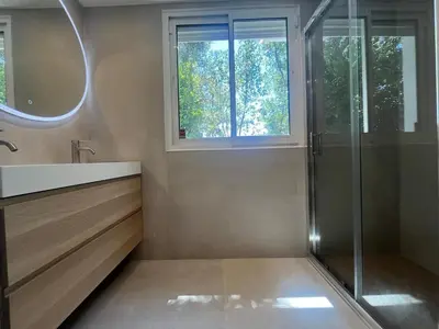 Salle de bains dans l'établissement Beautiful 4 bedroom villa with pool, jacuzzi