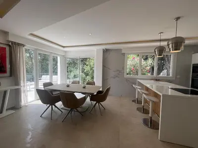 Cuisine ou kitchenette dans l'établissement Beautiful 4 bedroom villa with pool, jacuzzi