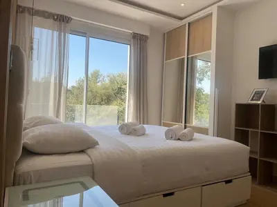 Un ou plusieurs lits dans un hébergement de l'établissement Beautiful 4 bedroom villa with pool, jacuzzi
