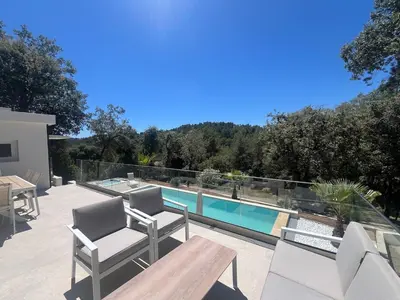 Piscine de l'établissement Beautiful 4 bedroom villa with pool, jacuzzi ou située à proximité