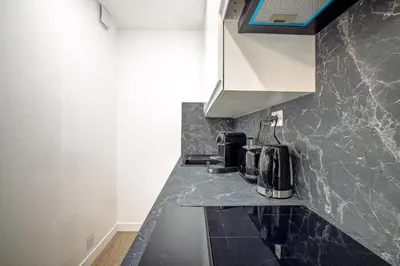 Cuisine ou kitchenette dans l'établissement Antibes proche de la plage ,Appartement lumineux et climatisé