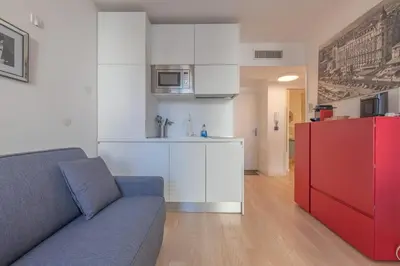 Cuisine ou kitchenette dans l'établissement Cannes Serenity – Elegant Stay in Central Cannes