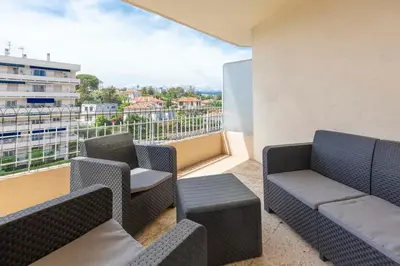 Coin salon dans l'établissement Center of Antibes spacious two-bedroom apartment with terrace and AC