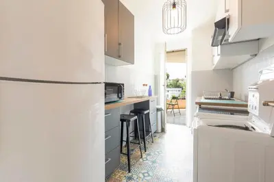 Cuisine ou kitchenette dans l'établissement Center of Antibes spacious two-bedroom apartment with terrace and AC