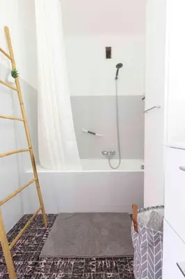 Salle de bains dans l'établissement Center of Antibes spacious two-bedroom apartment with terrace and AC