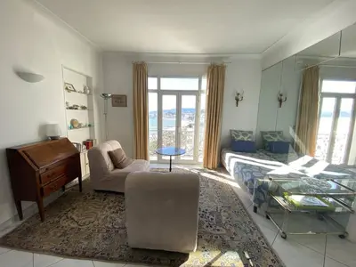 Coin salon dans l'établissement Cannes Croisette - 2 pièces vue mer