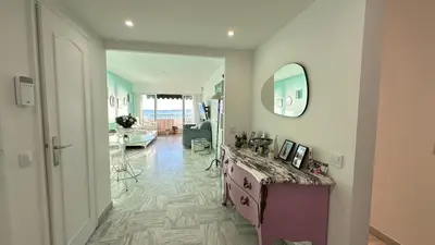 Télévision ou salle de divertissement dans l'établissement Paradou on the beach, amazing view, 3 beds