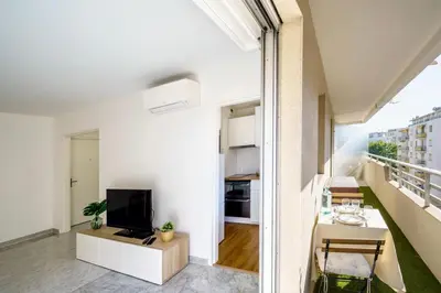 Télévision ou salle de divertissement dans l'établissement 100m Plage Antibes - Juan Appartement Stella Cœur