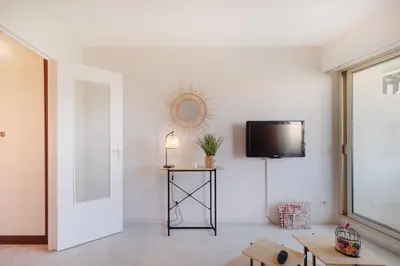 Télévision ou salle de divertissement dans l'établissement Antibes PISCINE ET TENNIS