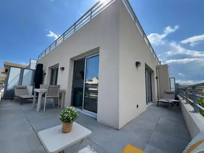Balcon ou terrasse dans l'établissement T2 Moderne Terrasse 2min Plages de Juan-les-Pins!