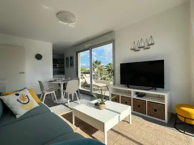 Télévision ou salle de divertissement dans l'établissement T2 Moderne Terrasse 2min Plages de Juan-les-Pins!
