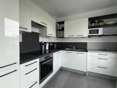 Cuisine ou kitchenette dans l'établissement T2 Moderne Terrasse 2min Plages de Juan-les-Pins!