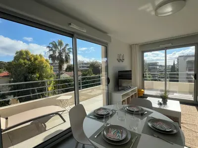 Balcon ou terrasse dans l'établissement T2 Moderne Terrasse 2min Plages de Juan-les-Pins!