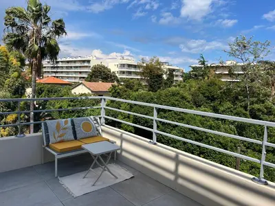 Balcon ou terrasse dans l'établissement T2 Moderne Terrasse 2min Plages de Juan-les-Pins!