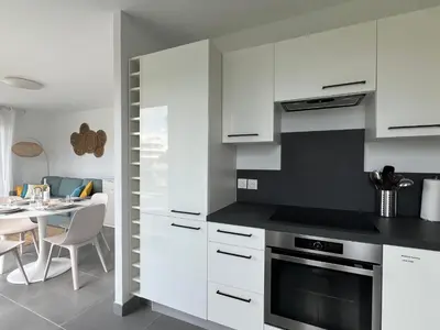 Cuisine ou kitchenette dans l'établissement T2 Moderne Terrasse 2min Plages de Juan-les-Pins!