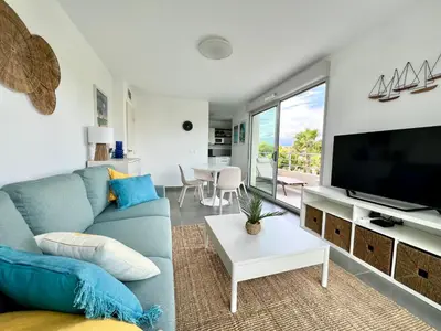 Télévision ou salle de divertissement dans l'établissement T2 Moderne Terrasse 2min Plages de Juan-les-Pins!