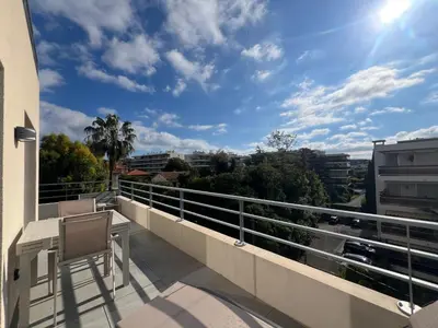 Balcon ou terrasse dans l'établissement T2 Moderne Terrasse 2min Plages de Juan-les-Pins!