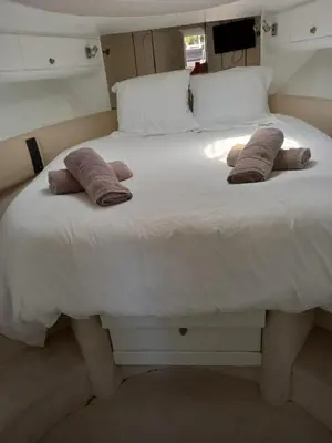 Un ou plusieurs lits dans un hébergement de l'établissement yacht 17M Princess V52 Cannes port canto 3 chambres AC