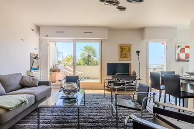 Télévision ou salle de divertissement dans l'établissement Juan les Pins appartement Rooftop, 2 chambres avec parking