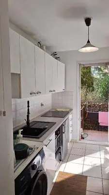Cuisine ou kitchenette dans l'établissement Bright T2 Workspace & WiFi Fiber, 5 min to Sophia Antipolis, 10 to Antibes