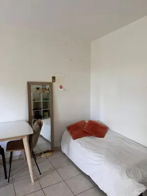 Un ou plusieurs lits dans un hébergement de l'établissement Bright T2 Workspace & WiFi Fiber, 5 min to Sophia Antipolis, 10 to Antibes