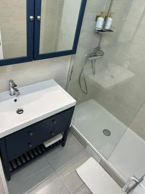 Salle de bains dans l'établissement CANNES Vue Mer & Balcon dans Villa Exceptionnelle Belle Époque la Californie