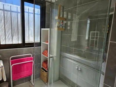 Salle de bains dans l'établissement Vue mer beau 2 pieces