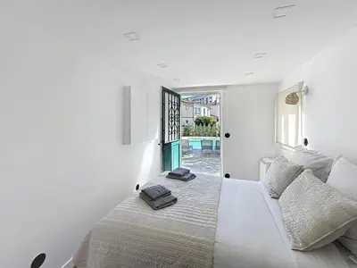 Un ou plusieurs lits dans un hébergement de l'établissement Modern 5-bedroom villa with swimming pool in Cannes