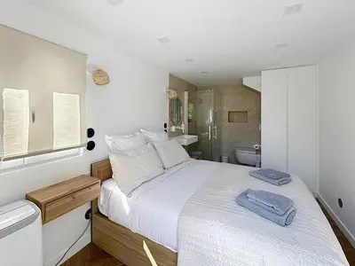 Un ou plusieurs lits dans un hébergement de l'établissement Modern 5-bedroom villa with swimming pool in Cannes