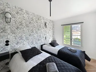 Un ou plusieurs lits dans un hébergement de l'établissement Modern 5-bedroom villa with swimming pool in Cannes
