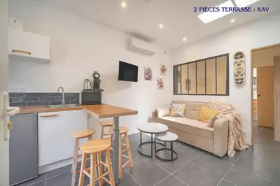 Cuisine ou kitchenette dans l'établissement VCA House -5 appartements - 15Min Mer- Wifi-Clim