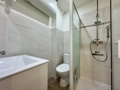 Salle de bains dans l'établissement Le Versailles SCLS - Wifi, Clim, Rue d'Antibes