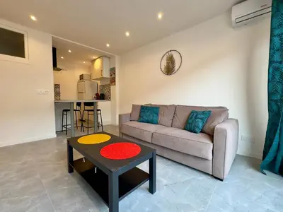 Cuisine ou kitchenette dans l'établissement Le Versailles SCLS - Wifi, Clim, Rue d'Antibes