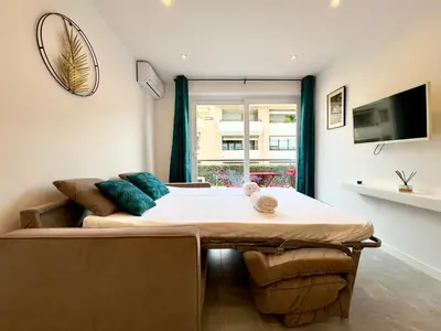 Télévision ou salle de divertissement dans l'établissement Le Versailles SCLS - Wifi, Clim, Rue d'Antibes